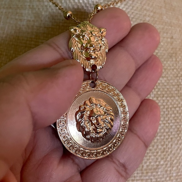 Elegant Gold Lions Pendant Necklace with Greek Key Pattern - Picture 4 of 7